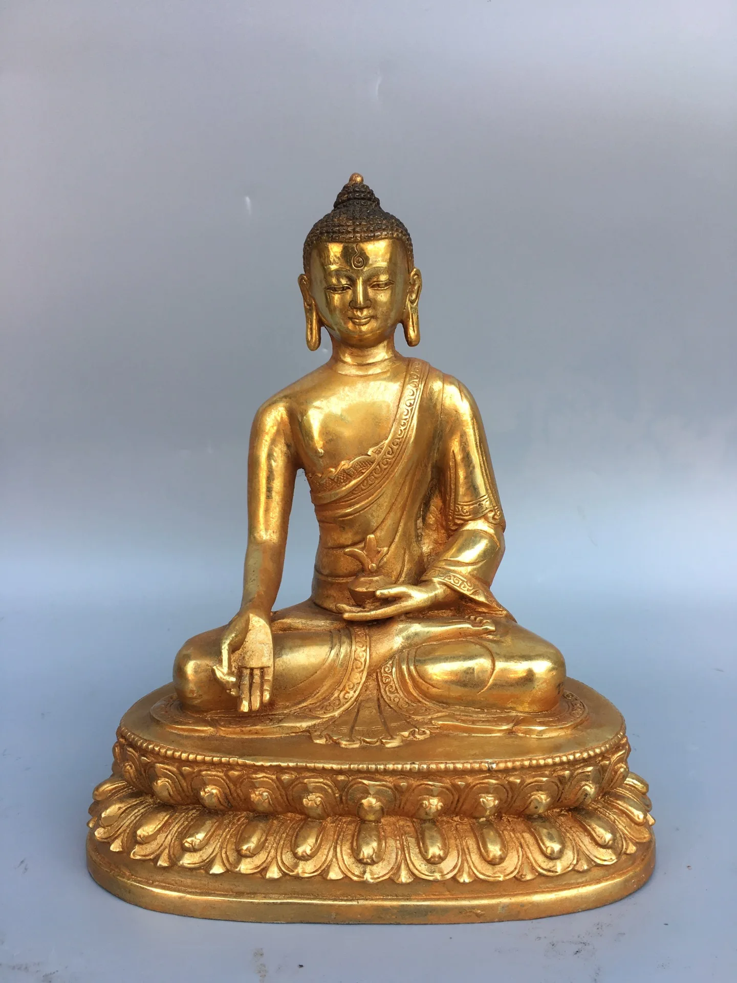 

8"Chinese temple collection Old Bronze Gilt Shakyamuni Buddha Sitting lotus Enshrine the Buddha Ornaments Town House Exorcism
