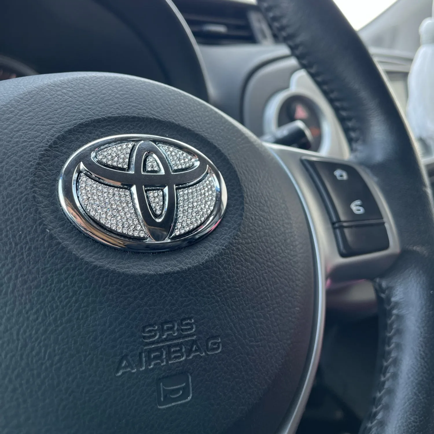 Автомобильная эмблема рулевого колеса Наклейка для Toyota Avensis Prado Corolla CHR Premio Aygo Rav4