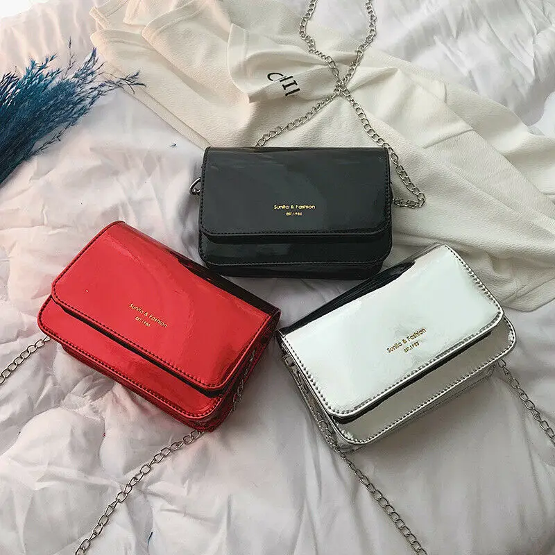 Женская сумка маленькая квадратная из лакированной кожи с цепочкой на