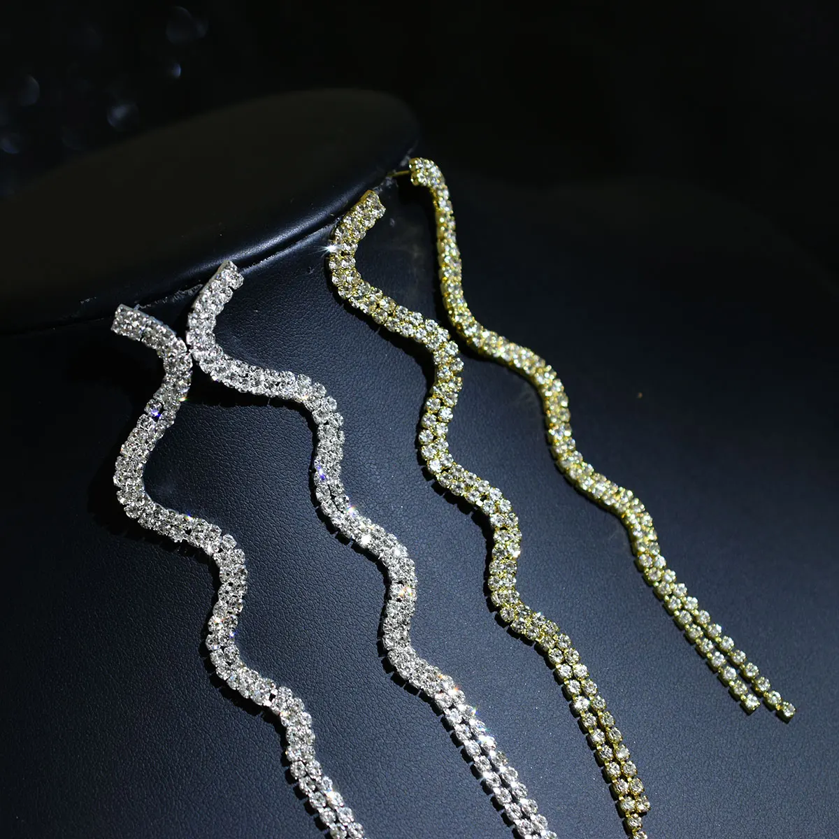 Роскошные блестящие серьги-гвоздики со стразами и кисточками свадебные