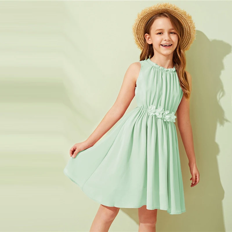 SHEIN Kiddie/милое однотонное платье с аппликацией на талии и оборками для детей; коллекция года; летние детские платья без рукавов в стиле бохо; пляжные Расклешенные платья