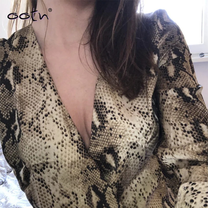 OOTN змеиный принт Шелковый комбинезон женский винтажный комбинезон топ с длинными рукавами рубашка Глубокий v-образный вырез змеиная кожа атласный комбинезон женский осенний