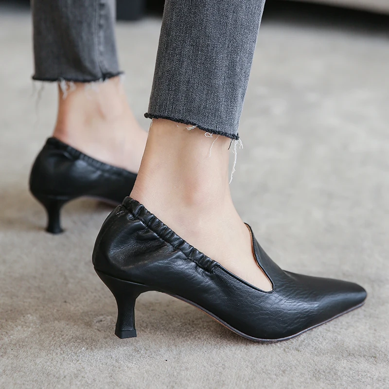 Бесплатный магазин котенок в британском стиле с трендовым весенним трендом