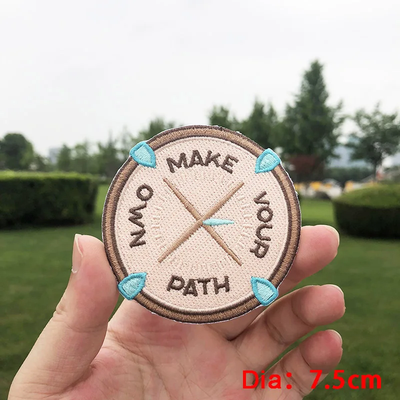 Круглая нашивка с компасом в дикой природе вышитая для одежды утюга на ткани