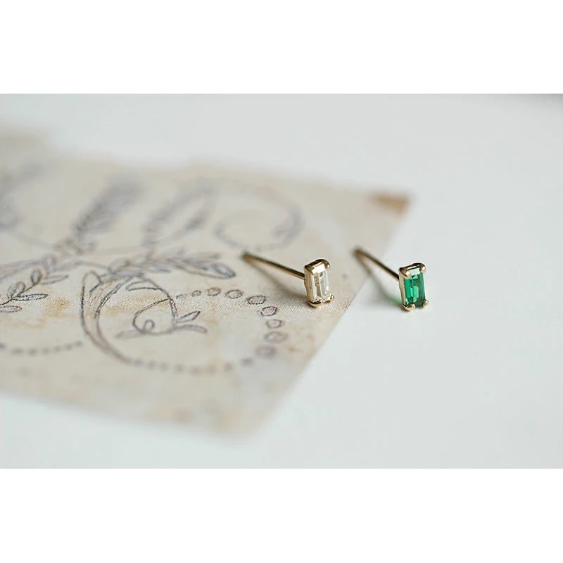Золотые серьги гвоздики 14 к с зеленым изумрудом ювелирное изделие кристаллом в