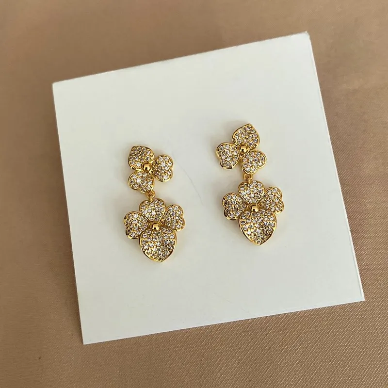 

2020 European and American Fashion All-match Super Shiny Ear Stud Earrings for Women