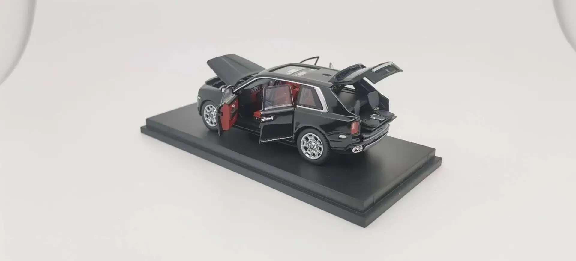 Внедорожник Rolls Royce Curinan масштаб 1/64 литая модель автомобиля 6 дверей открывается в