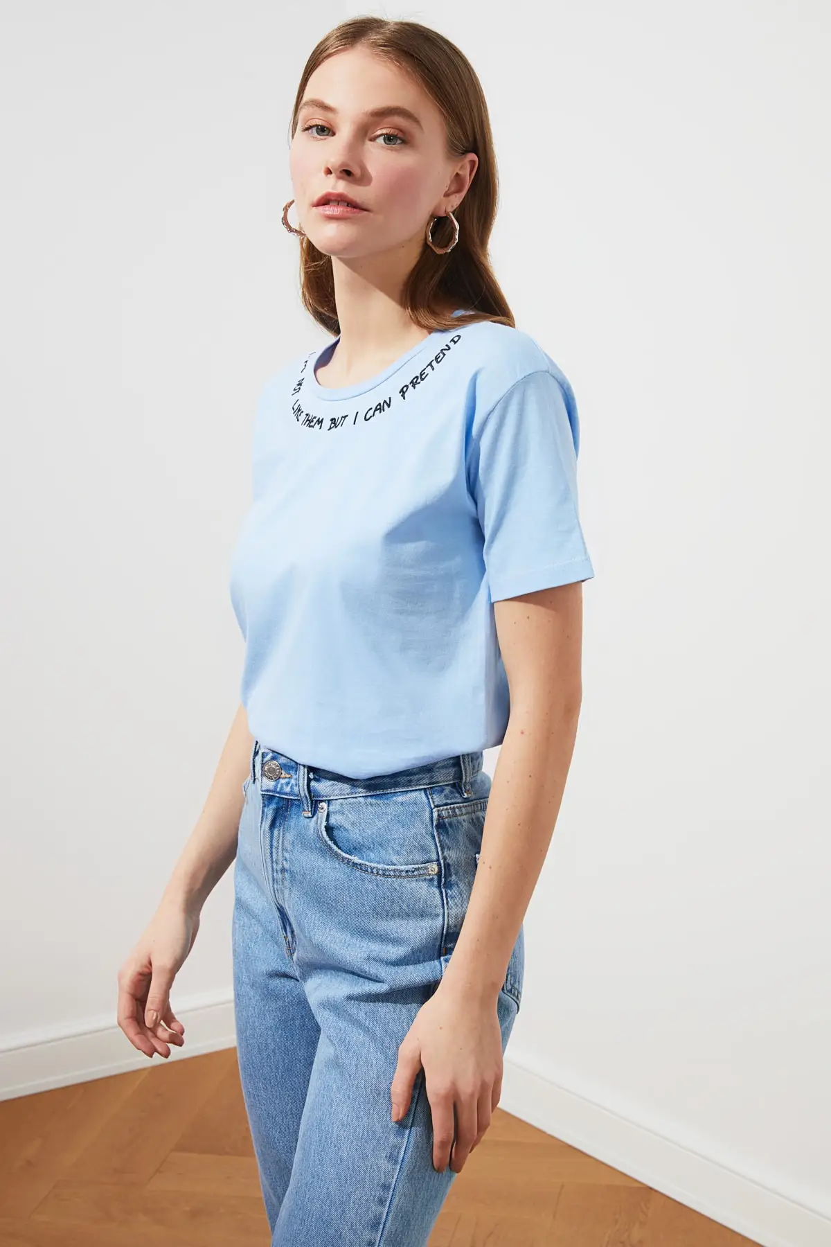 Укороченная трикотажная футболка с вышивкой Trendyol TWOSS20TS0485|Футболки| |