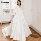 Белое свадебное платье с V-образным вырезом и пышными рукавами