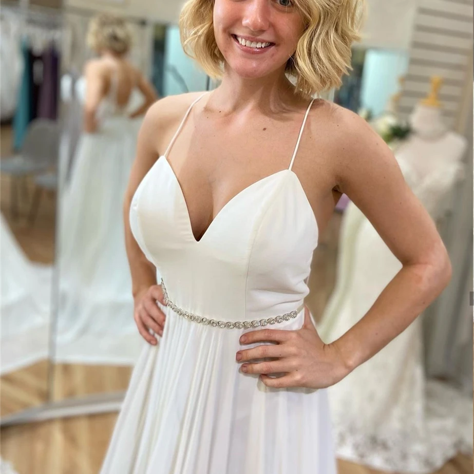 

Свадебное платье А-силуэта на бретелях-спагетти с открытой спиной на пуговицах с кристаллами и поясом длиной до пола платье невесты со шлей...