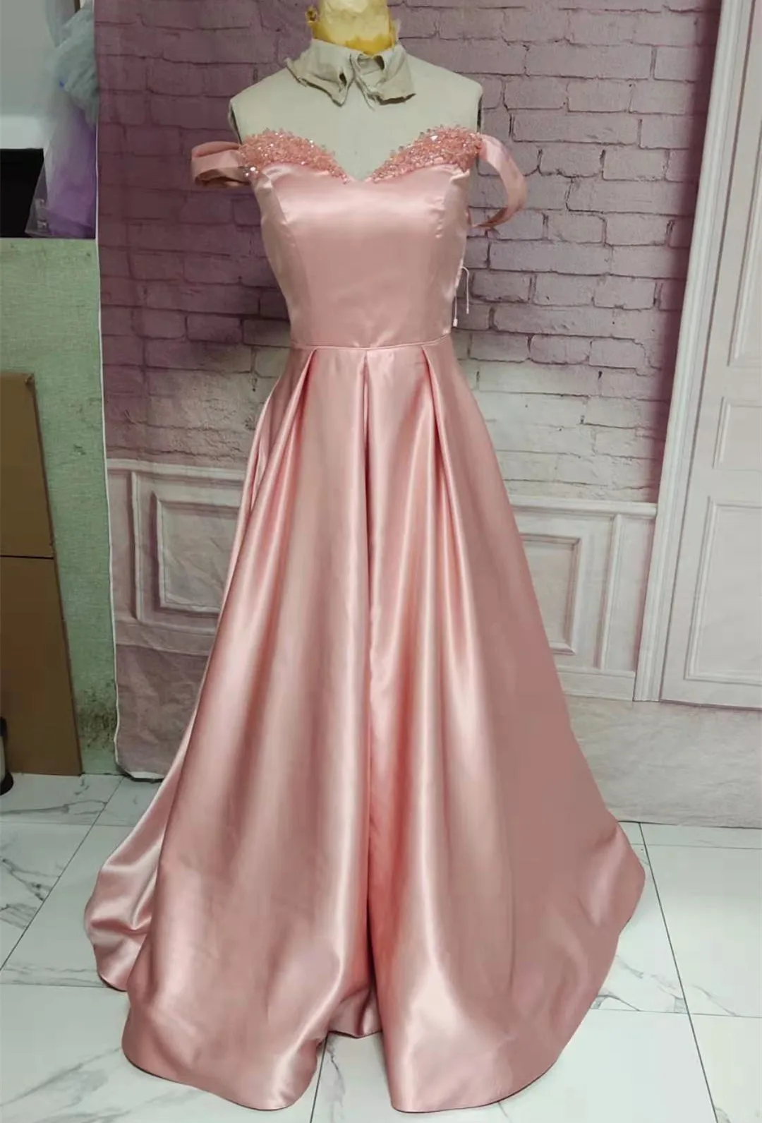 

Long Beaded Off Shoulder Satin Prom Dresses with Pockets Pink Robe De Soiree Floor Length Formal V-Neck Party Dresses for Women