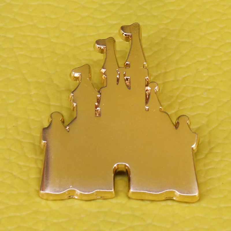 Золотая заколка для лацканов с изображением замка | Дом и сад