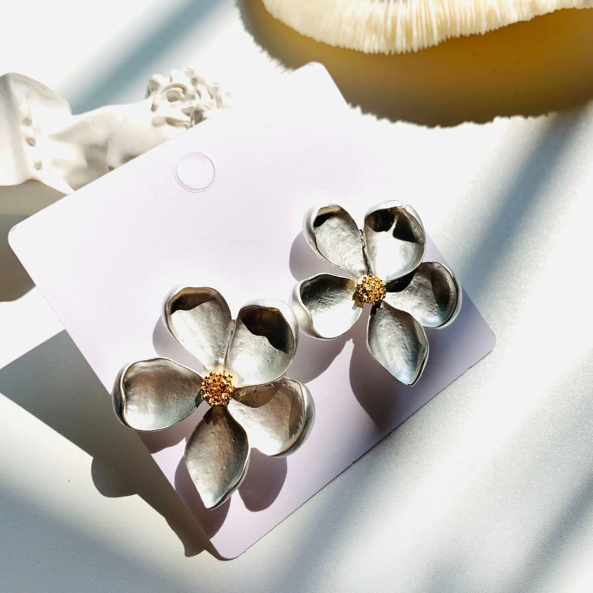 Женские сережки с цветком лепестком вечерние из металла 925 пробы подарочные