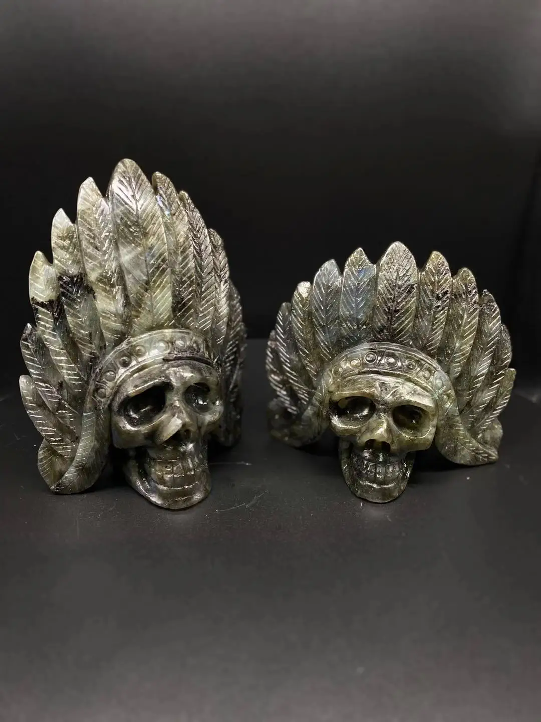 

Черепа из лабрадорита