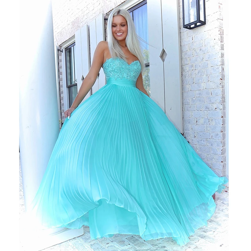 Модное голубое милое плиссированное платье без рукавов с аппликацией украшенное