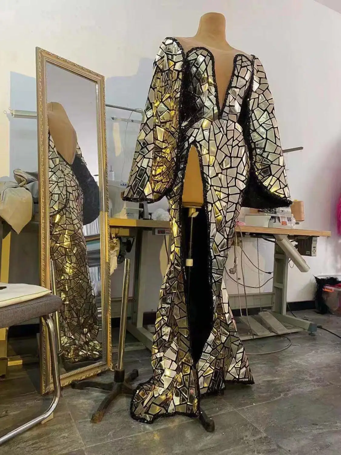 Женское сексуальное нижнее белье с глубоким v-образным вырезом разрезом золотой