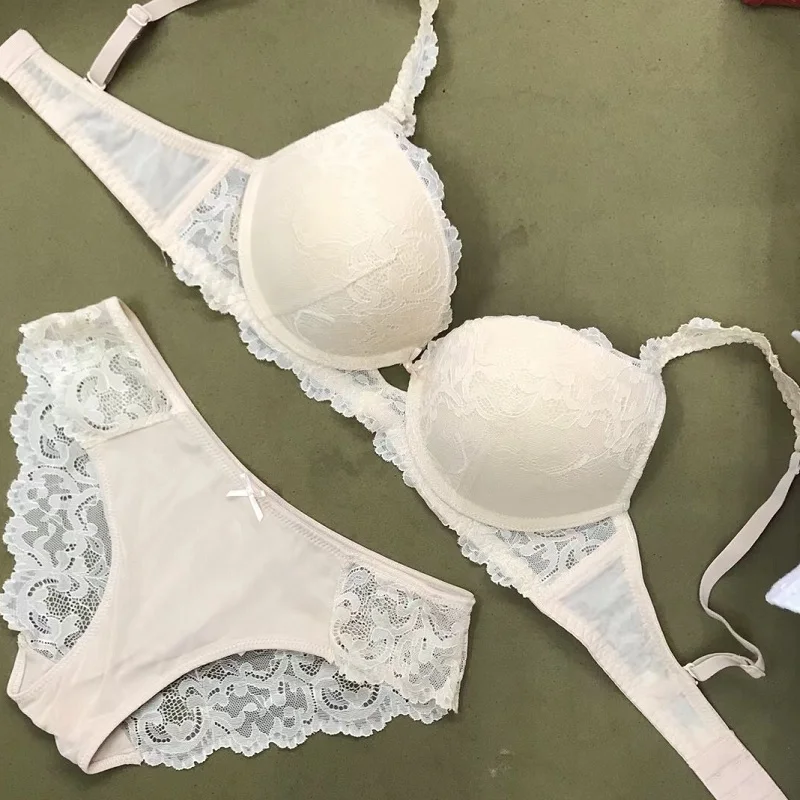 

The new summer women's underwear set, gather up comfort bra, fashionable sexy lace panties, white bra set, light color C cup