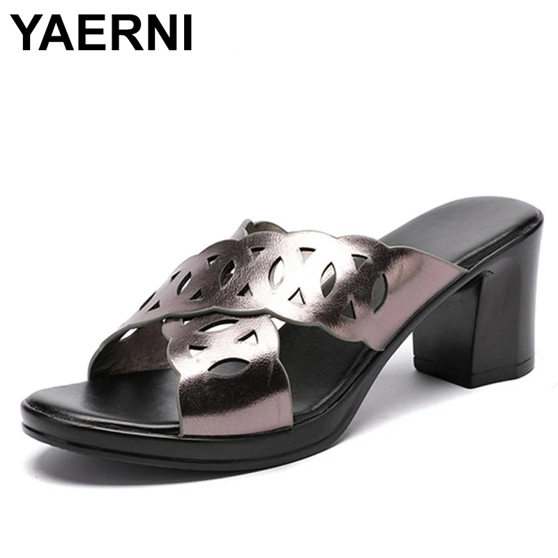 

YAERNI 2020 летние уличные сандалии; Кожаные женские мюли на среднем каблуке; Женские шлепанцы; Однотонная женская обувь в сдержанном стиле
