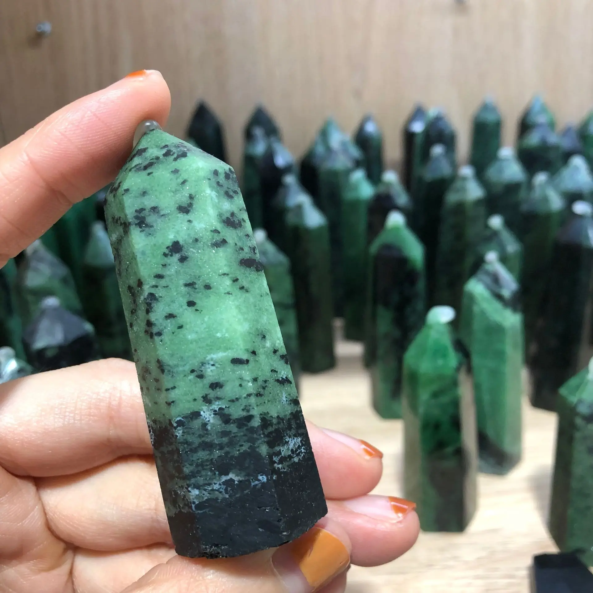 

Natural Crystal Point Healing Reiki Wand Red Green Red packet obelisk Crystal Gem Home Decoration