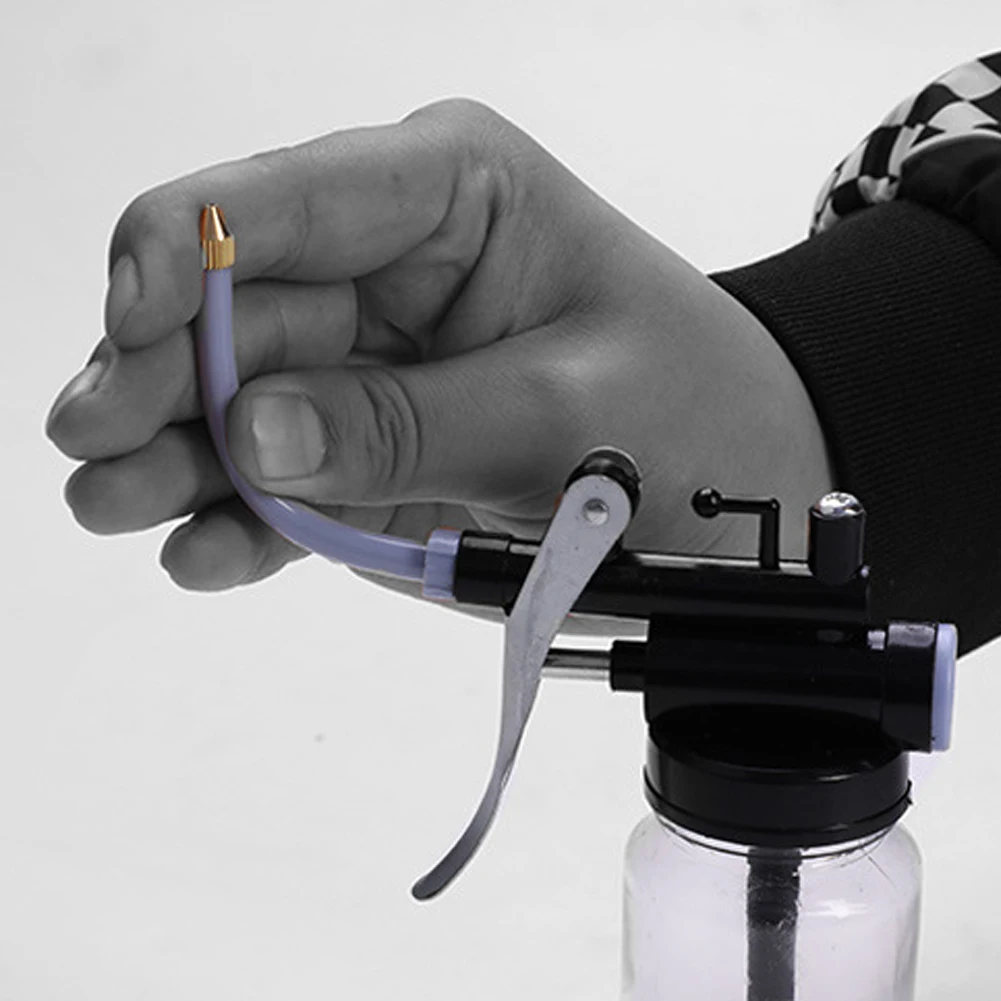 

Oil Can High Pressure Hand Pump Oiler Lubrication Metal Gun For Lubricants Oiler With Oil Spray Hose Car Oil Pot Bottle