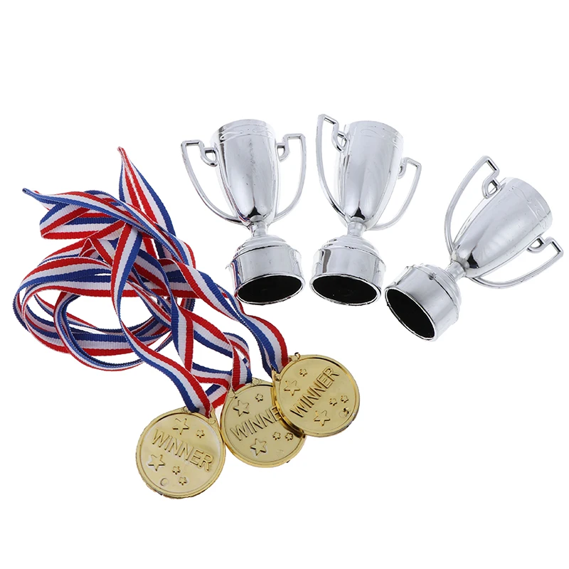 6 шт. = 3 цвета: золотистый Пластик победителей медали + знака после трофей игрушки