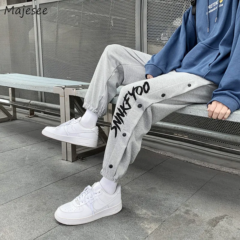 

Брюки-Карандаш мужские с буквенным принтом, повседневные красивые штаны до щиколотки, с боковыми пуговицами, в стиле Харадзюку, в стиле хип-...