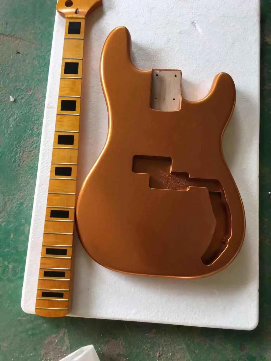 Гитарный комплект с корпусом из оловянного дерева P басов и кленовых 20 ладов