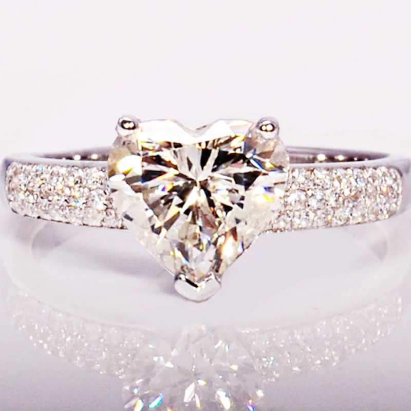 Женское кольцо из серебра 925 пробы с искусственным бриллиантом | Украшения и