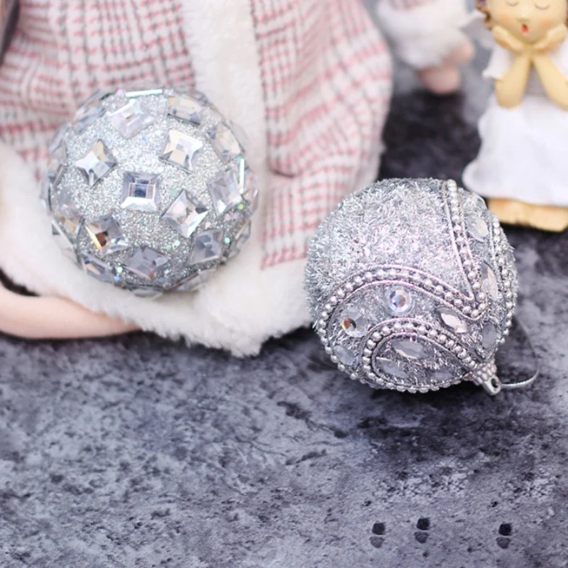 НОВАЯ РОЖДЕСТВЕНСКАЯ ЕЛКА украшениями круглой формы вечерние подвесное