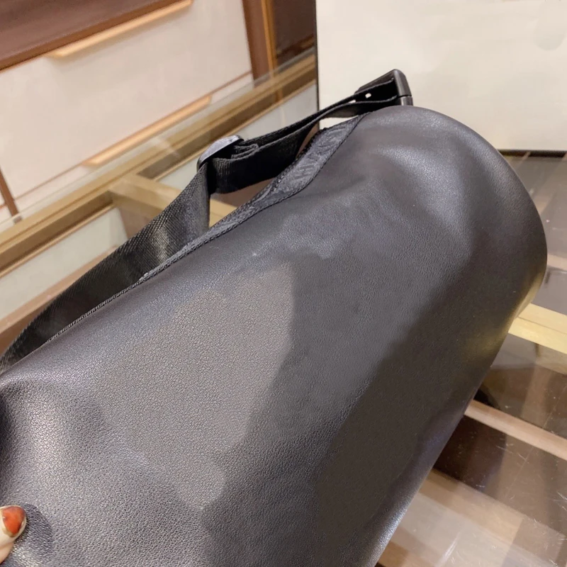 

With Logo Men and Women Casual Fashion Simplicity Genuine Leather Large Capacity Travel Bag One-Shoulder Crossbody Bag