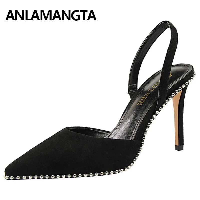 Модные женские туфли на высоком каблуке с острым носком и заклепками пикантные