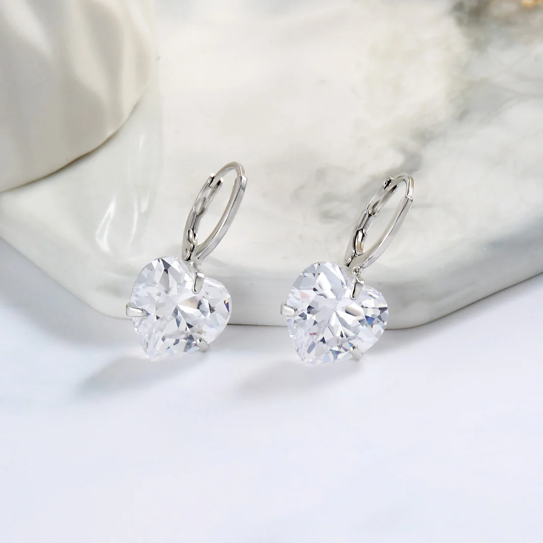 Neoglory Топ белого цвета с сердечками и крюк из циркония серьги для женщин покрытие