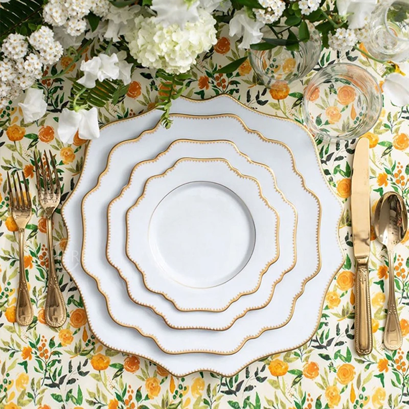 Фарфоровые тарелки для свадьбы в иррегулярной форме с золотой инкрустацией