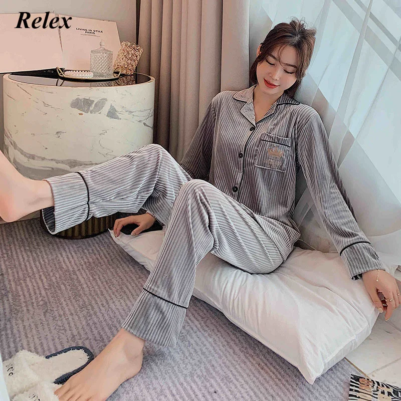 

Модные женские пижамы на осень и зиму, толстые полосатые золотистые бархатные вышитые лацканами корейские Бархатные повседневные теплые ж...