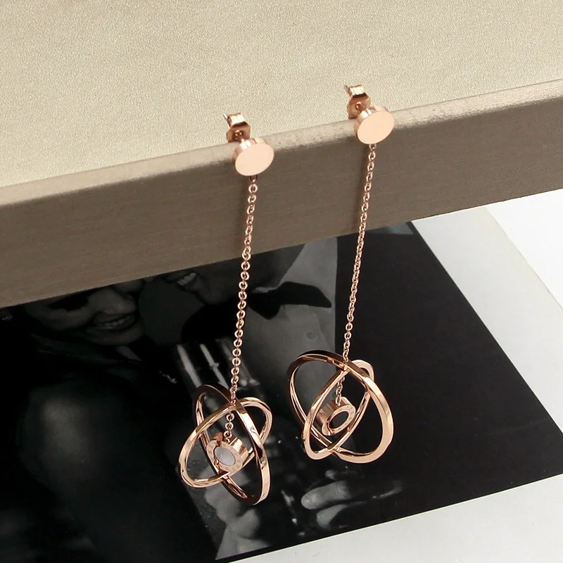 Модные висячие серьги с полыми шариками и римскими цифрами черные белые