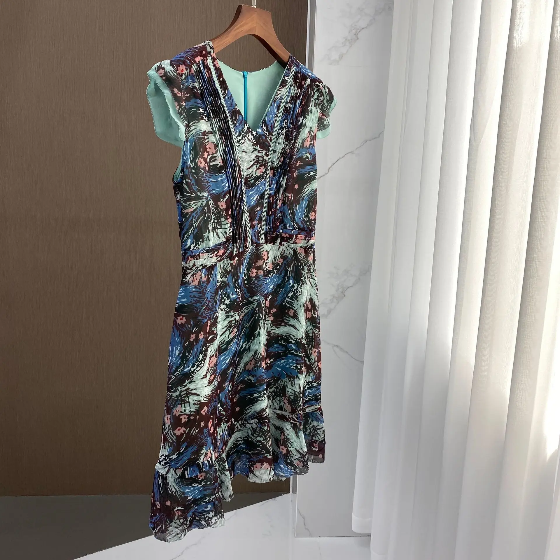 

2021 Summer Bright and Fresh Temperament V-neck Printed Ruffle Mini Dress Women