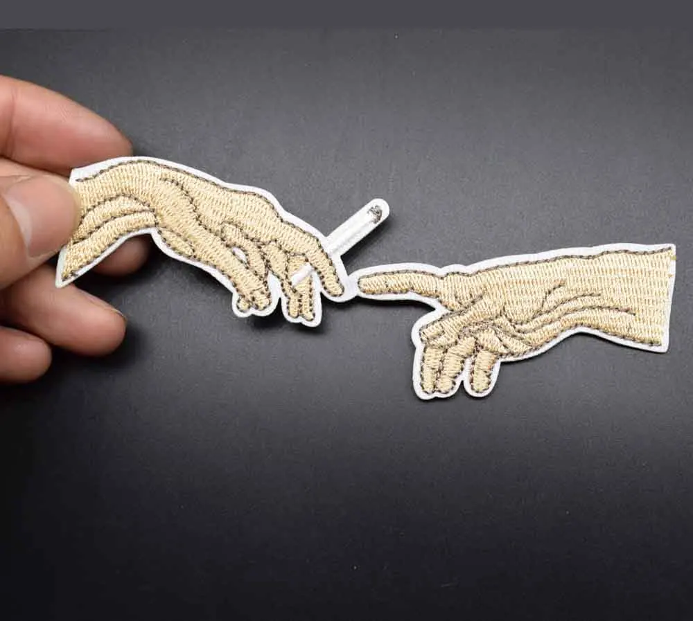 Пальцы две руки с сигаретой дешевая вышитая утюгом одежда Микеланджело