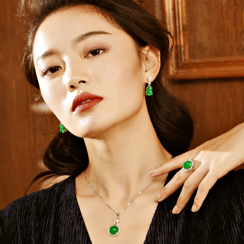 Серьги в классическом национальном стиле из натурального зеленого камня модные