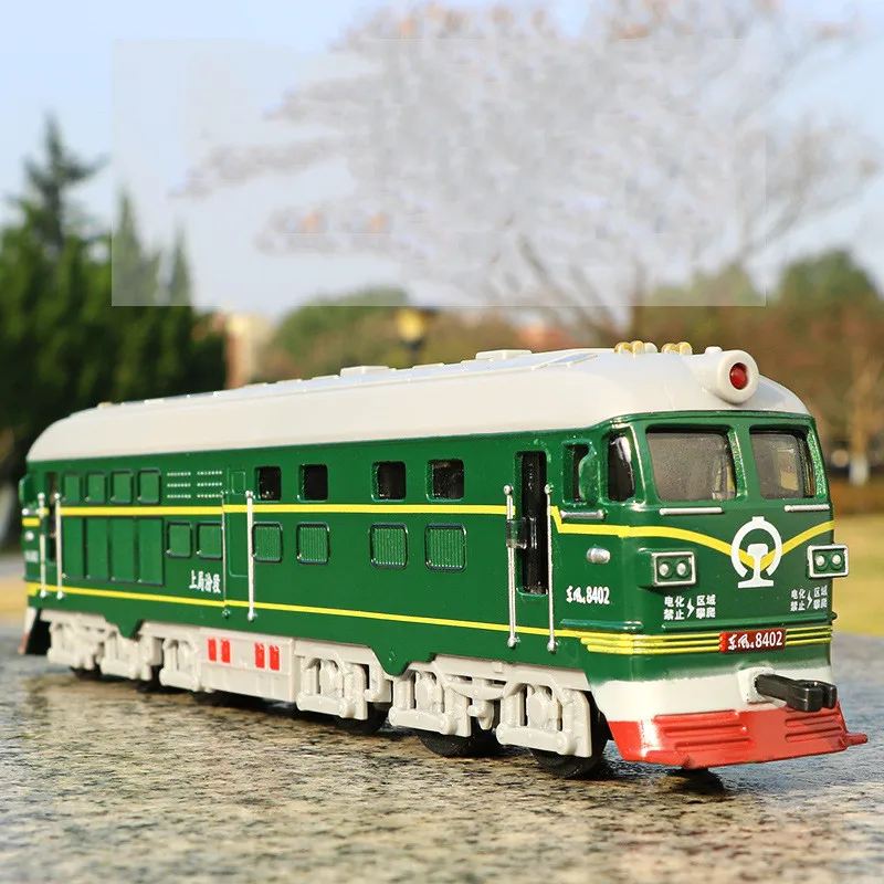 Классический Ностальгический 1: 87 Dongfeng 8402 модель сплава поезда звук и свет