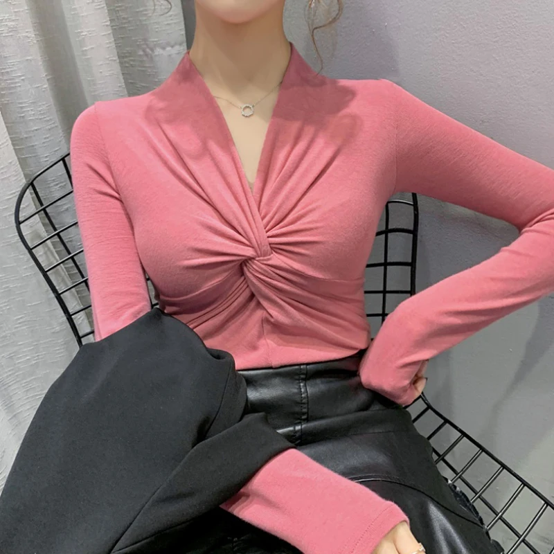 Женская футболка с перекрученным фронтом TWOTWINSTYLE белая V-образным вырезом длинным