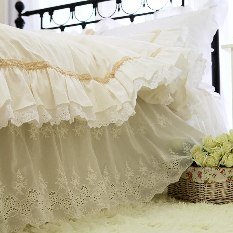 Роскошный кружевной комплект постельного белья бежевый с пододеяльником и