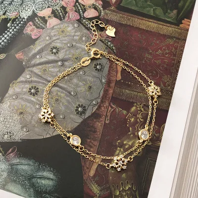 

Оригинальный женский серебряный многослойный браслет с золотыми снежинками и фианитами, тонкий подарок