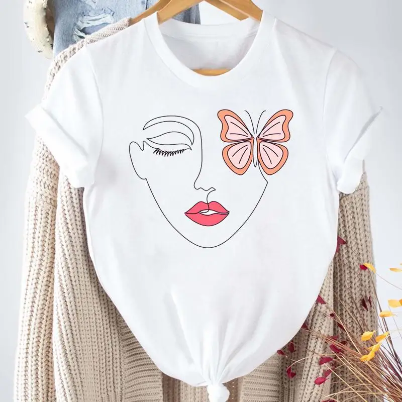 

Женская футболка с коротким рукавом и принтом в виде бабочки