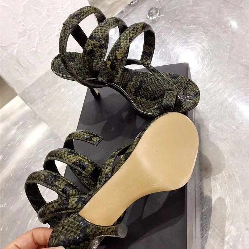 Пикантные босоножки на высоком каблуке со змеиным узором Женская обувь из