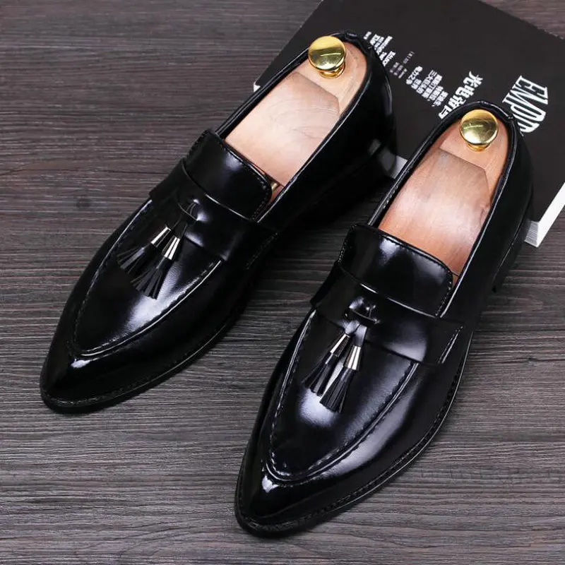 

2021 New Male Formal Flats Fashion Oxfords Brogue Shoes Mens Pointed Toe Dress Wedding Shoes Famous Tassel Footwear