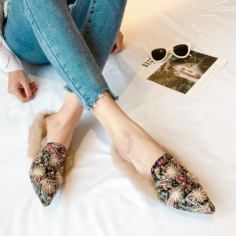 Зимняя обувь на натуральном меху украшенная кристаллами и цветами женские