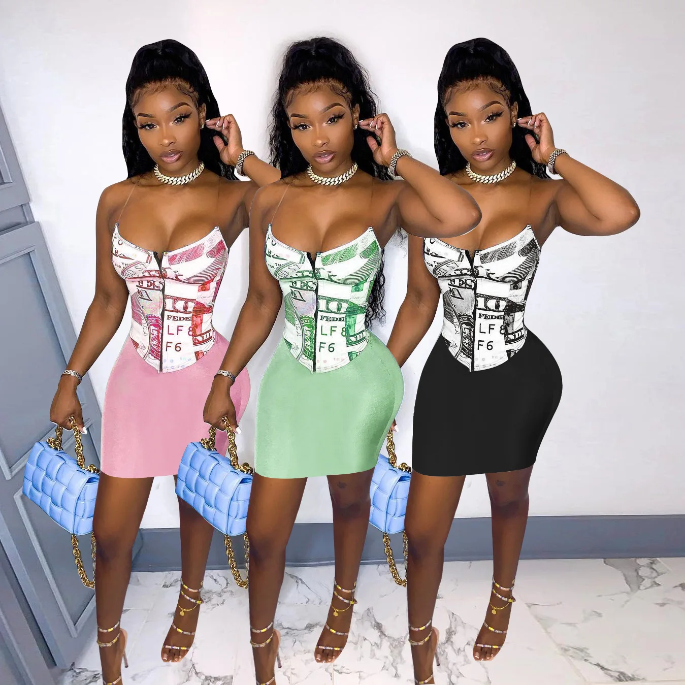 

Женский комплект из топа и мини-юбки, с принтом