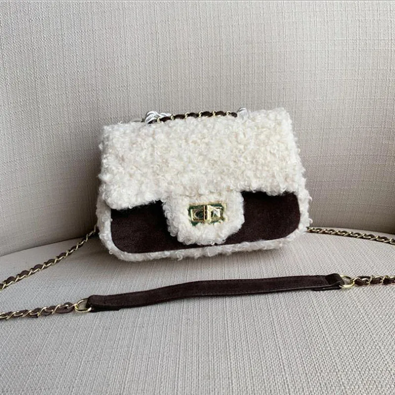 Шерстяная зимняя сумка женская через плечо мини с большой жемчужной ручкой