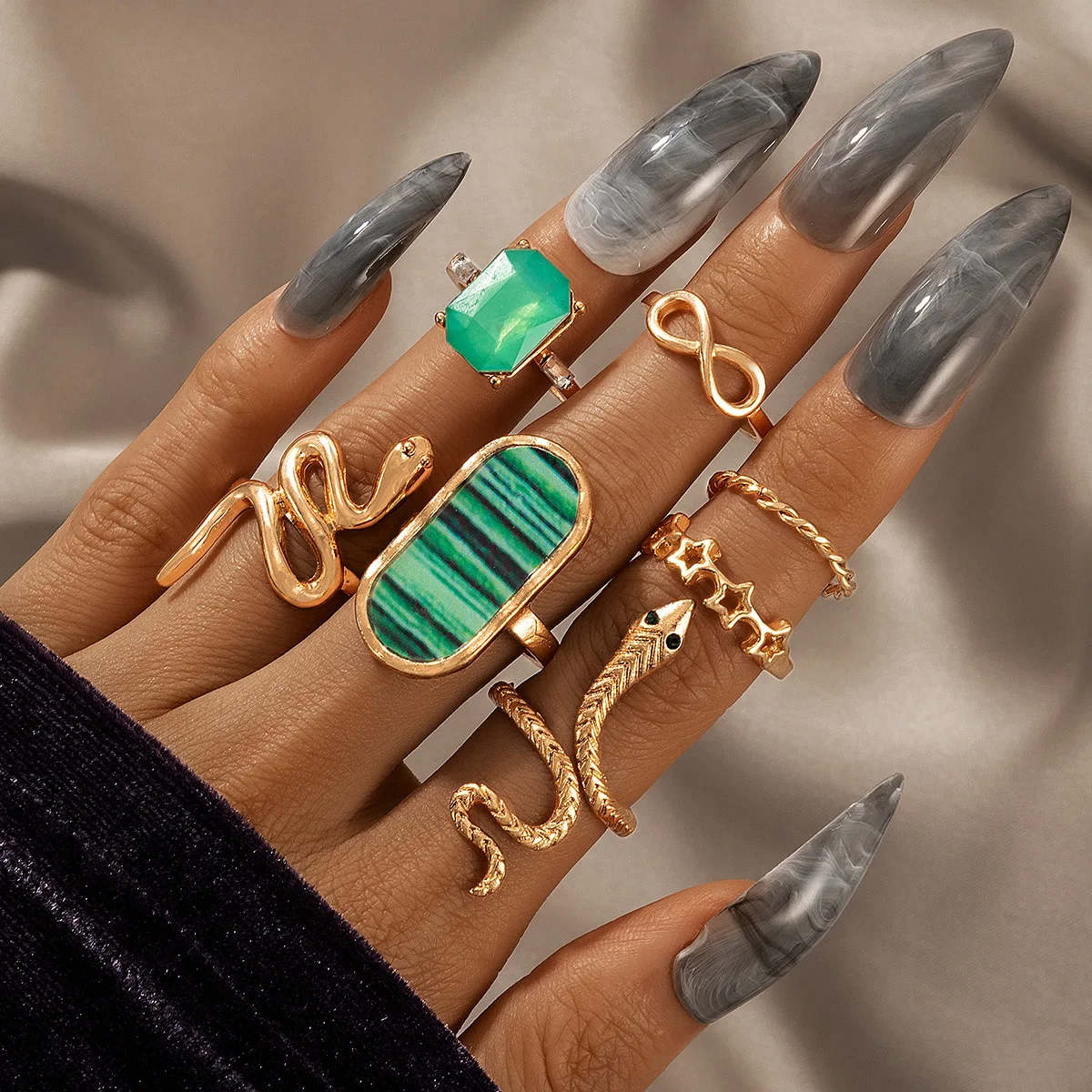 

2021 Popular Emerald Ring Animal Snake-shaped Five-pointed Star Dripping Oil 7-piece Ring for Women Jewelry Accessories