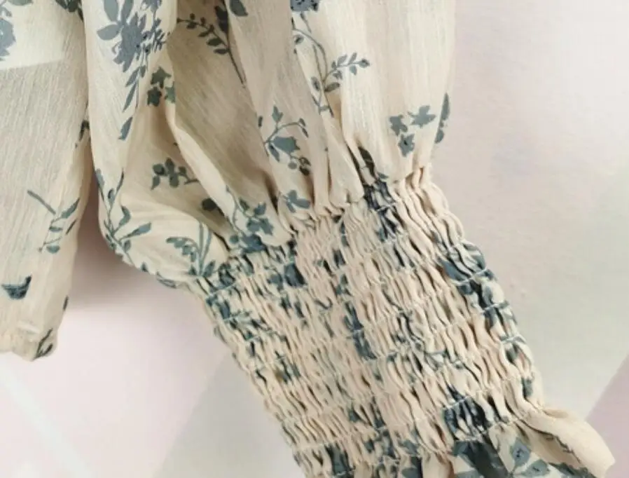 

23020 Spring and Summer New Ruffled Fungus Collar Slim Shirt with Lantern Sleeves Pleated Print Shirt